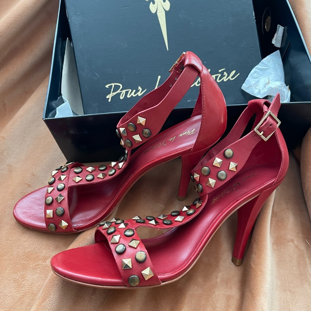 NIB Pour la Victoria Danya studded heel size 8